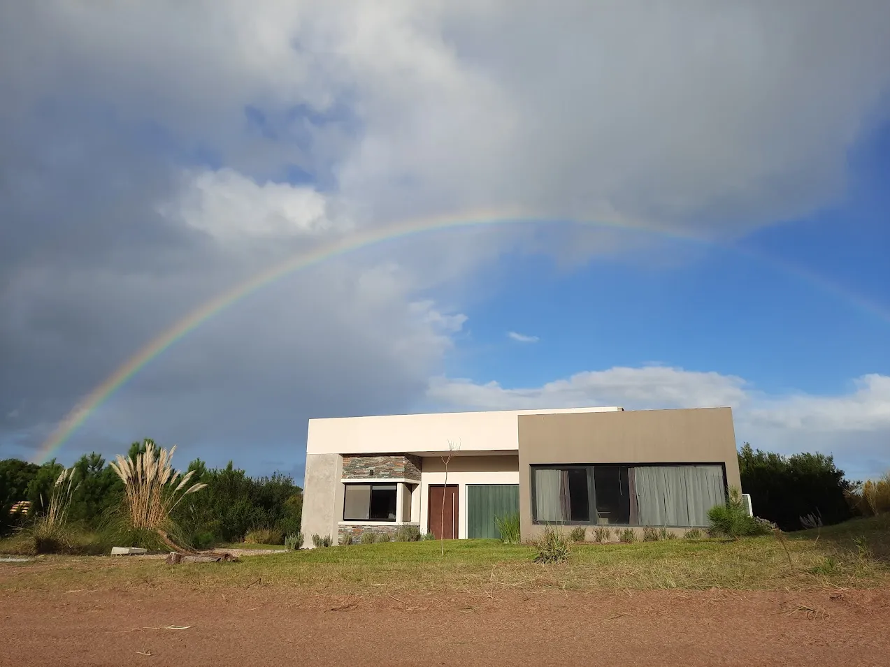 Imágen del frente de la casa.