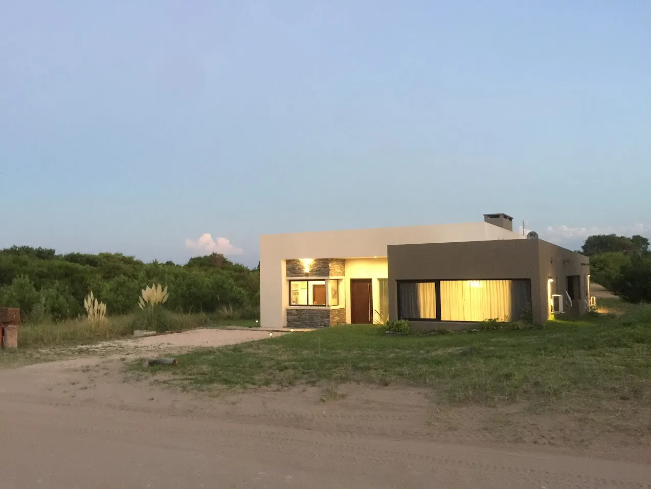 Imágen del frente de la casa.