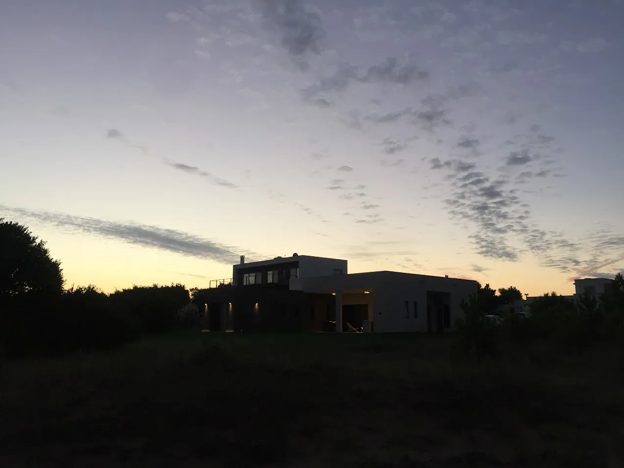 Imágen del fondo de la casa.