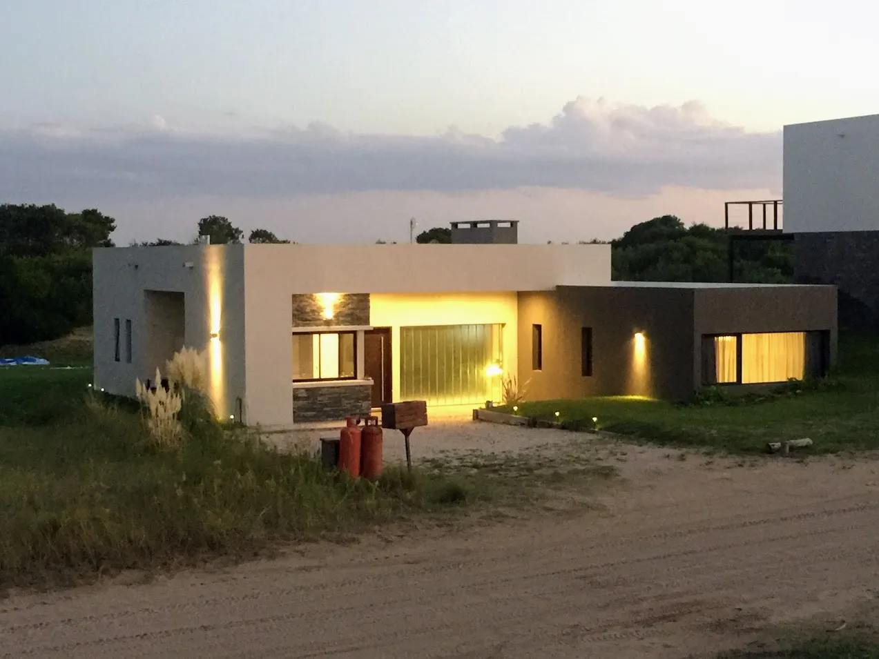Imágen del frente de la casa.
