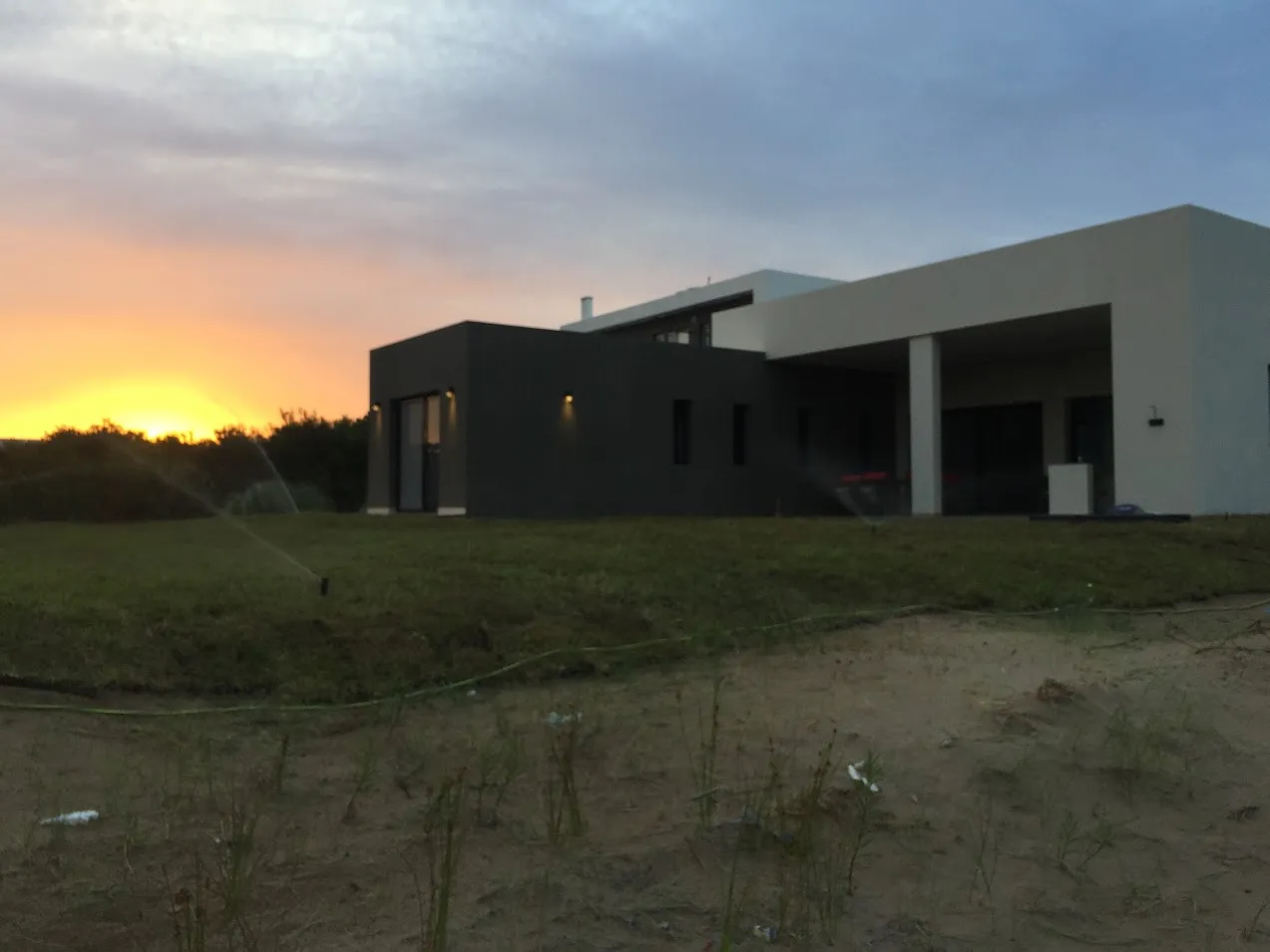 Imágen del fondo de la casa.