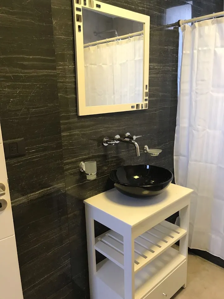 Imágen del baño de la habitación principal.
